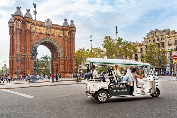 Tour Bienvenida a Barcelona en Eco Tuk Tuk Privado con Guía Local