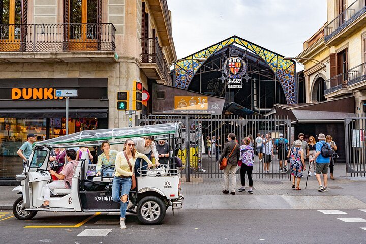 Tour Bienvenida a Barcelona en Eco Tuk Tuk Privado con Guía Local