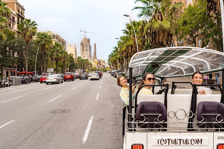 Tour Bienvenida a Barcelona en Eco Tuk Tuk Privado con Guía Local