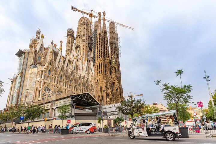 Tour Bienvenida a Barcelona en Eco Tuk Tuk Privado con Guía Local