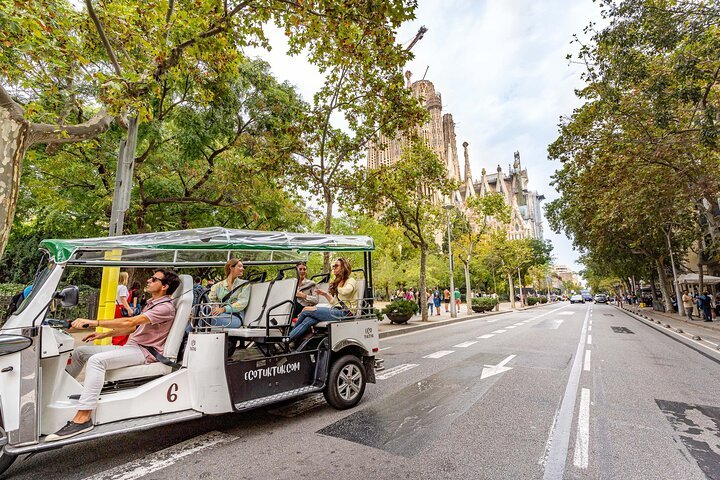 Tour Bienvenida a Barcelona en Eco Tuk Tuk Privado con Guía Local