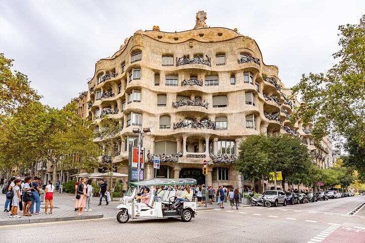 Tour Bienvenida a Barcelona en Eco Tuk Tuk Privado con Guía Local