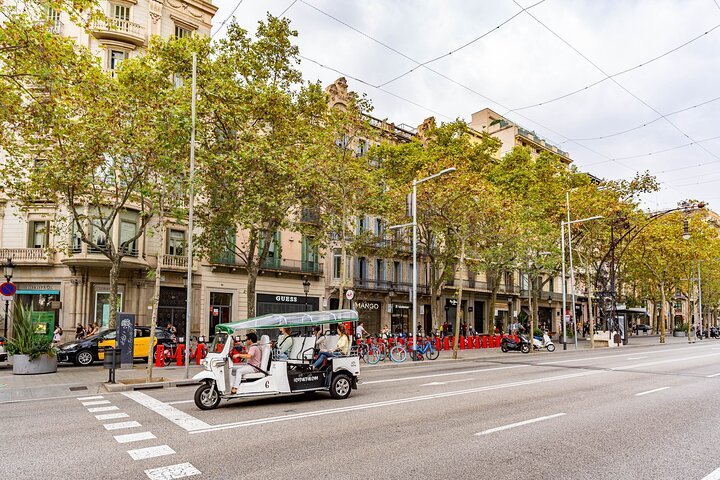Tour Bienvenida a Barcelona en Eco Tuk Tuk Privado con Guía Local