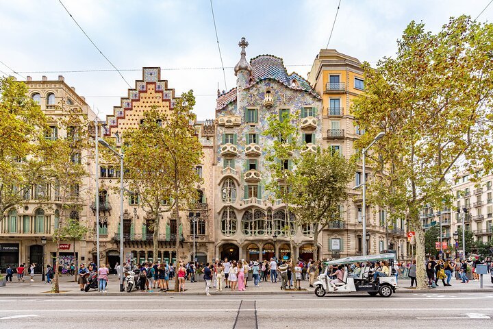 Tour Bienvenida a Barcelona en Eco Tuk Tuk Privado con Guía Local