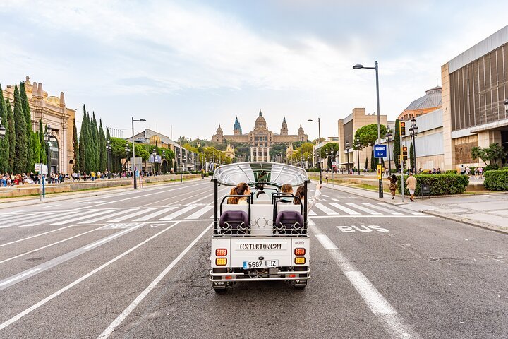 Tour Bienvenida a Barcelona en Eco Tuk Tuk Privado con Guía Local