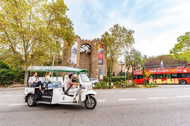Tour Bienvenida a Barcelona en Eco Tuk Tuk Privado con Guía Local