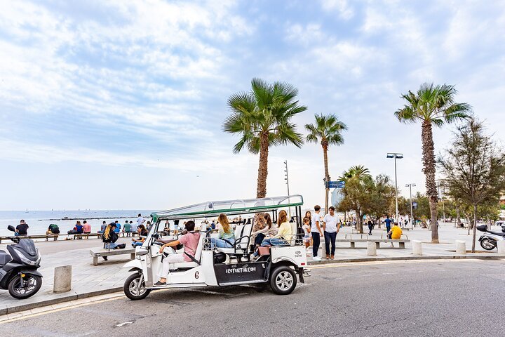 Tour Bienvenida a Barcelona en Eco Tuk Tuk Privado con Guía Local