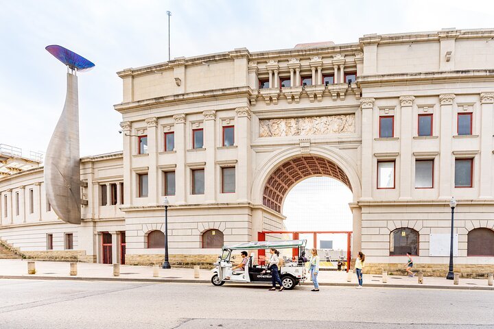Tour Bienvenida a Barcelona en Eco Tuk Tuk Privado con Guía Local