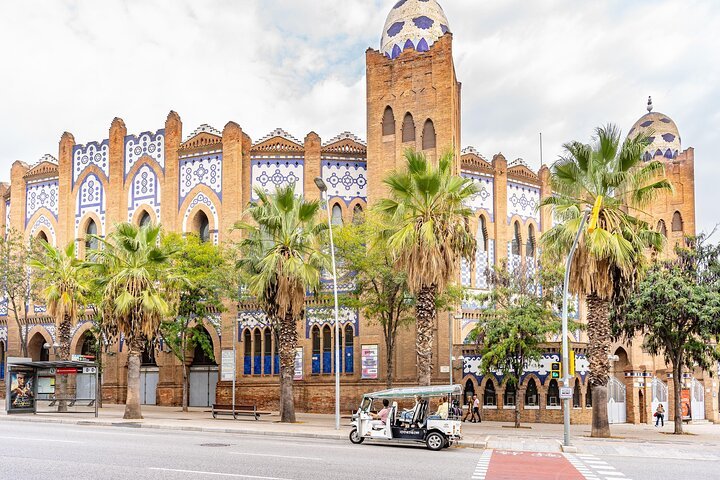 Tour Bienvenida a Barcelona en Eco Tuk Tuk Privado con Guía Local