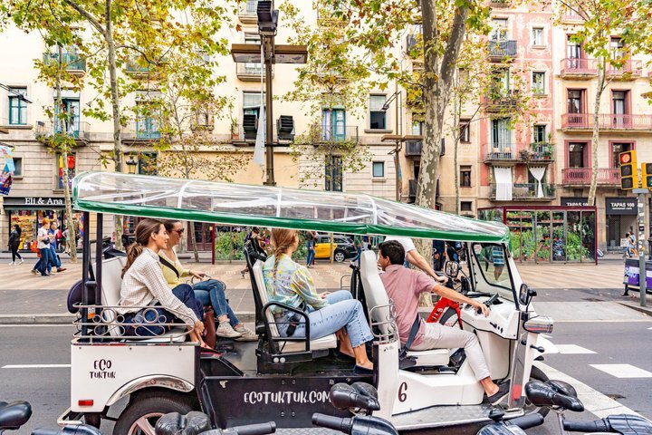 Tour Bienvenida a Barcelona en Eco Tuk Tuk Privado con Guía Local